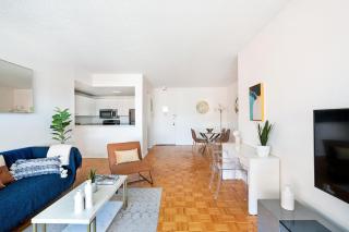 Sunny 3 BR 3 Bath Apt with Large Balcony - New York - 0