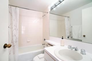 Sunny 3 BR 3 Bath Apt with Large Balcony - New York - 2