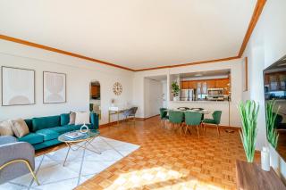 Contemporary 2 Bed 2 Bath Apt Bright and Sunny - New York - 0