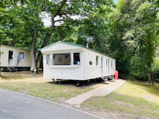 2 Bedroom Caravan GW39, Thorness Bay, Isle of Wight, Dog Friendly - Porchfield - 0