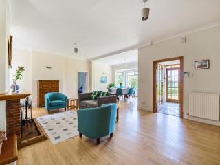 Pass the Keys Surrey Retreat – 5BR Hidden Gem - Ottershaw - 7