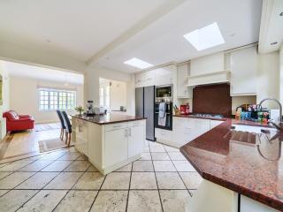 Pass the Keys Surrey Retreat – 5BR Hidden Gem - Ottershaw - 6