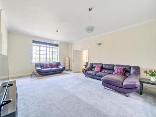 Pass the Keys Surrey Retreat – 5BR Hidden Gem - Ottershaw - 5
