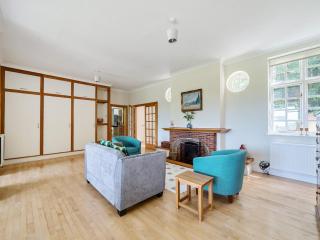 Pass the Keys Surrey Retreat – 5BR Hidden Gem - Ottershaw - 3