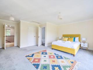 Surreys Secret Retreat for family & friends - Pass the Keys - 7