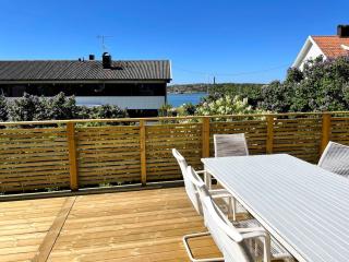Family-Friendly House with Garden & Terrace by the Sea - Bovallstrand - 2