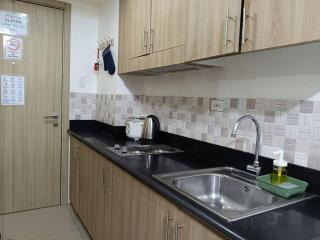 Relax in Pasay Citys Cozy Condo with Pool View - Manila - 8