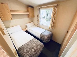2 Bedroom Caravan GW39, Thorness Bay, Isle of Wight, Dog Friendly - Porchfield - 3