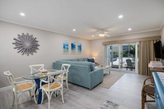 Serene Ground Floor Residence in Exclusive Villa Sanibel, Steps to Beach - Sanibel - 0