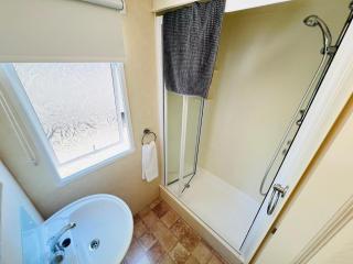 2 Bedroom Caravan GW39, Thorness Bay, Isle of Wight, Dog Friendly - Porchfield - 2