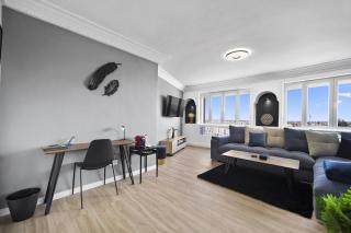 Cozy Apartment with Panoramic View in Centre Town - 9
