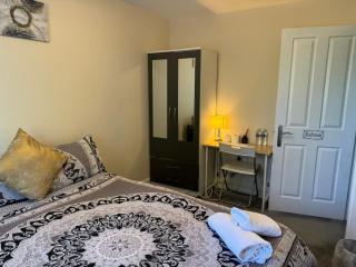 Double bedroom in a residential home with parking - Wootton - 7