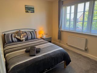 Double bedroom in a residential home with parking - Wootton - 0