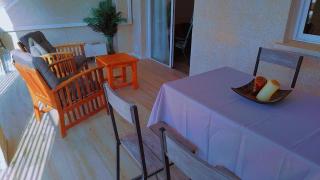 Apartamento reformado con terraza vistas al mar y a las piscinas de Magic World garaje y piscina frente a Balneario Aire acondicionadowifi - 5