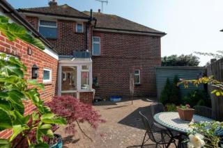 3-Bedroom Home Pet Friendly - Goring by Sea - 1