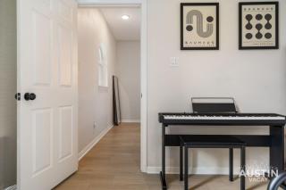 Near High Tech, Domain Pet-Friendly 4BR 2.5BA Home w Balconies By Austin Vacay - Austin - 3