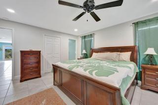 Sunny Waterfront Key Colony 3BR 3BA Villa w Dock - 7