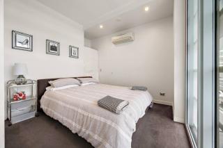 Spacious 3BR Waterfront Apartment - Auckland - 3