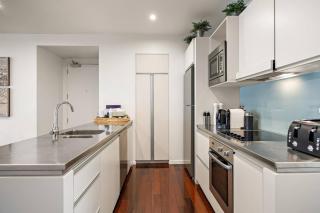 Spacious 3BR Waterfront Apartment - Auckland - 2