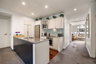 Spacious 3BR Waterfront Apartment - Auckland - 1