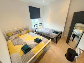 BRAND NEW 5-bedroom House - 25min to London - Purley - 6