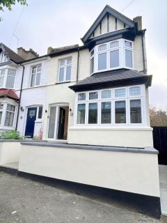 BRAND NEW 5-bedroom House - 25min to London - Purley - 4