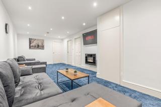 Luxury 2BR City Apt With Parking Sleeps 8 - Nottingham - 0