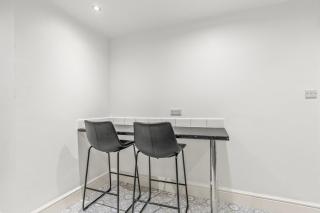 Luxury 2BR City Apt With Parking Sleeps 8 - Nottingham - 8