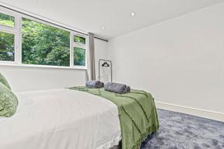 Luxury 2BR City Apt With Parking Sleeps 8 - Nottingham - 7