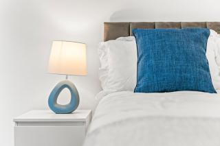 Luxury 2BR City Apt With Parking Sleeps 8 - Nottingham - 4