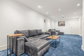 Luxury 2BR City Apt With Parking Sleeps 8 - Nottingham - 3