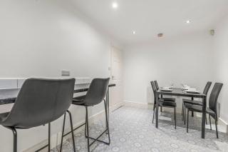 Luxury 2BR City Apt With Parking Sleeps 8 - Nottingham - 2