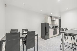 Luxury 2BR City Apt With Parking Sleeps 8 - Nottingham - 1