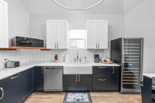 Newly remodeled 4 bedroom - Downtown - 9