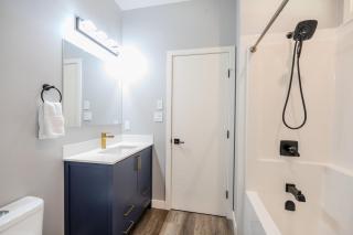 Mountain Crest Retreat - BBQ, Hot Tub, Theatre - Invermere - 2