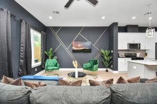 Sleeps 20 - 2 Homes - Family and Friends Fun Super house - Houston - 0