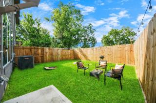 Sleeps 20 - 2 Homes - Family and Friends Fun Super house - Houston - 2