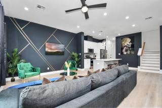 Sleeps 20 - 2 Homes - Family and Friends Fun Super house - Houston - 1