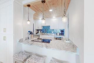 Gulf House 101 - Gulf Front - Sleeps 8 - Great Location - Prickett Properties - 4