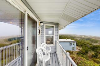 Rascals Oceanfront Retreat - 6