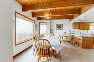 Rascals Oceanfront Retreat - 4