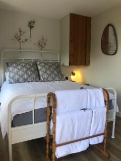 2 Guests - Garden Retreat with Balcony Views - Bruton - 9