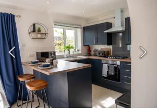 Flamingo Short Lets 4 Bed 4 Bath House Neath Hill - 5