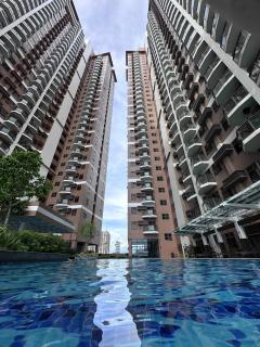 Bayfront Staycation Suite 33 - Pet-Friendly with Pool, Fast WiFi, Netflix - Near MOA, Airport, Manila Bay, PICC and CPP - Manila - 0