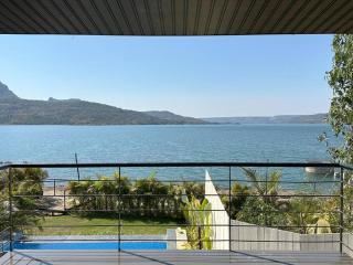 Caasa Tranquilla The Lakefront Loft 2 Private Pool - Malavli - 5