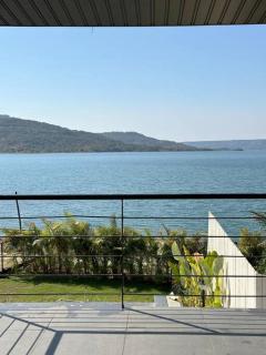 Caasa Tranquilla The Lakefront Loft 2 Private Pool - Malavli - 3