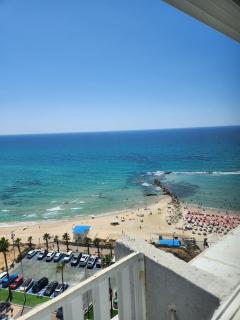 הים של רז בטיילת בת ים - 0