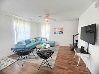 Take It Easy in Surfside - Gulf and Bay Views, Cute Beach House! - Surfside Beach - 6