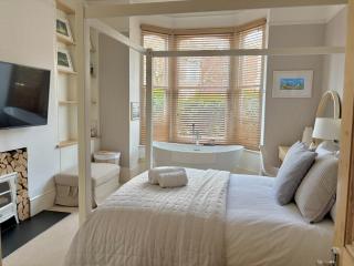 Master Bedroom with freestanding Bath and TV - Moffat - 0