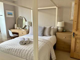 Master Bedroom with freestanding Bath and TV - Moffat - 1